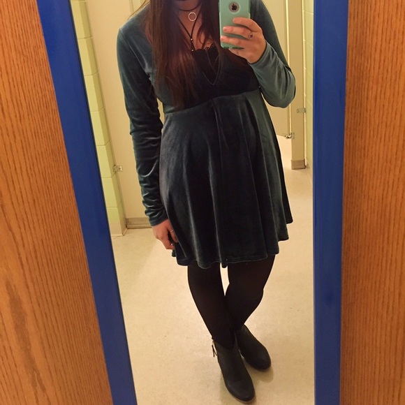 Long sleeve, boutique, velvet dress - Picture 3 of 3